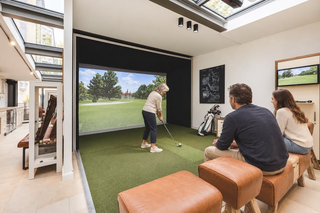 Menschen verschiedener Generationen am Golfsimulator – KI-generiertes Motiv